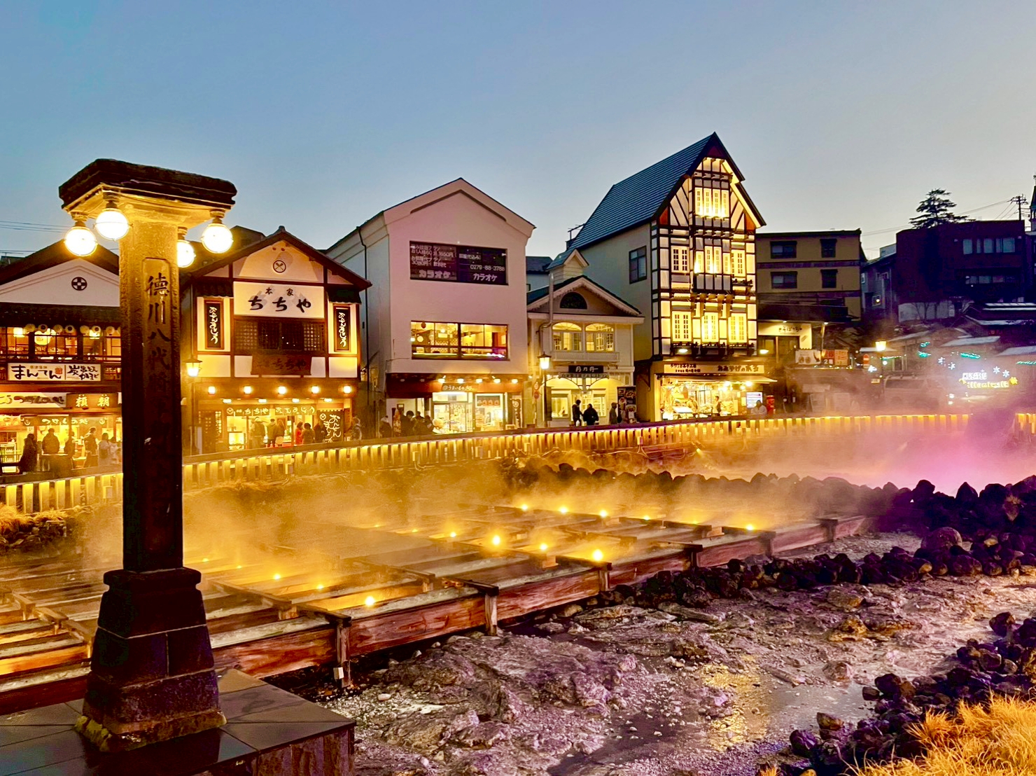 草津温泉の中心にある湯畑から湯けむりが立ち上る様子